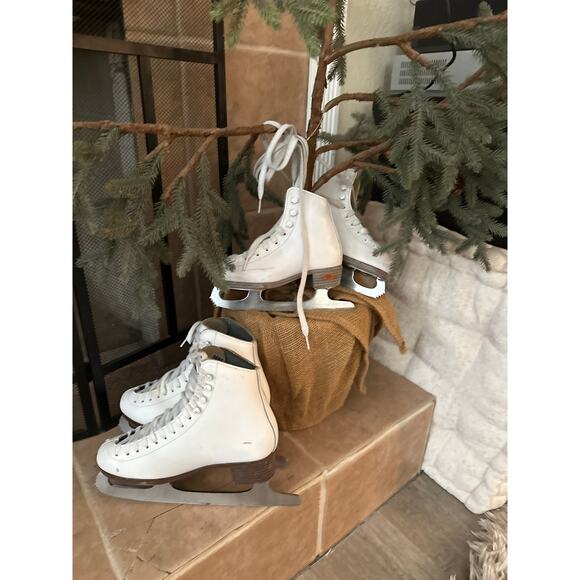 Ice Skates White Christmas Decor reidell Vintage Cozy Holiday party porch Wreath - Picture 3 of 11